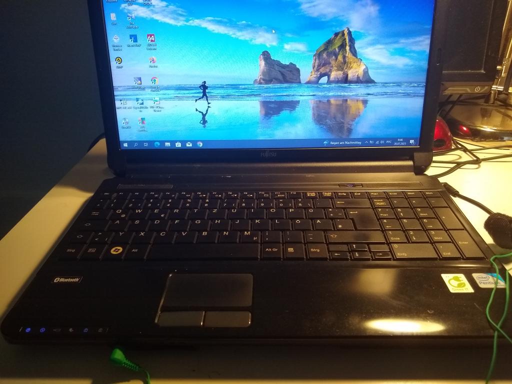 Fujitsu LIFEBOOK AH530 (Pentium P6200 2130 Mhz/15.6